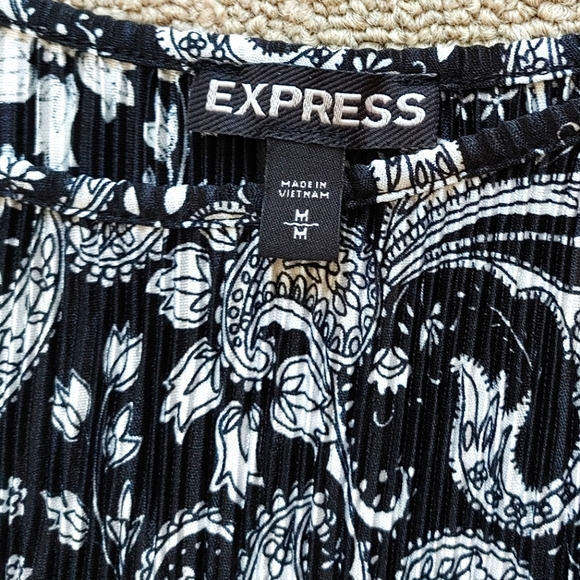 🌸2/$20 Express paisley print cold shoulder pleated top - Picture 3 of 7